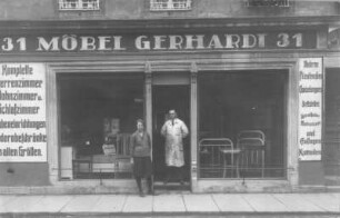 Meißen, Neugasse 31 (29). Laden "Möbel Gerhardt" mit posierender Dame und Geschäftsinhaber Ernst Otto Gerhardt