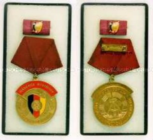 Medaille zum Ehrentitel "Verdienter Mitarbeiter der Staatssicherheit" mit Interimsspange, Entwurfsmuster, mit Etui
