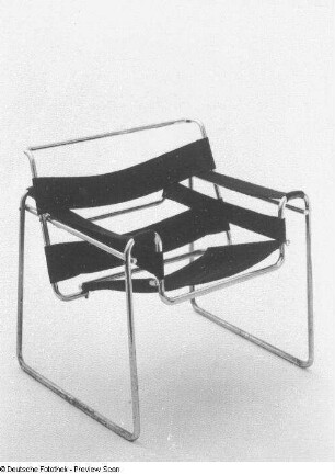 Armlehnsessel mit schwarzen Leinengurten