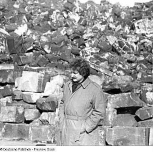 Dresden-Altstadt. Ludwig Güttler (geb. 1943; Trompeter, Dirigent) an der Ruine der Frauenkirche