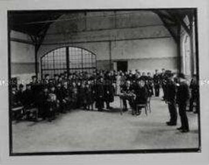 Abfertigung jüdischer Auswanderer in den "Auswandererhallen" der HAPAG auf der Veddel in Hamburg