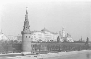 Moskau [Russland]: Blick auf den Kreml mit Turm und Moskwa