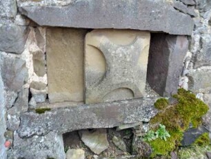 Gade im Kirchhof im Südosten-Schiebestein-Fenster