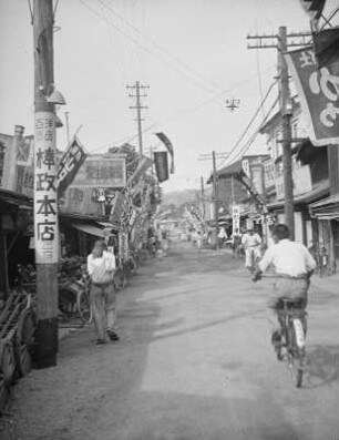 Ladenstraße in Sapporo : Ansicht mit Radfahrer