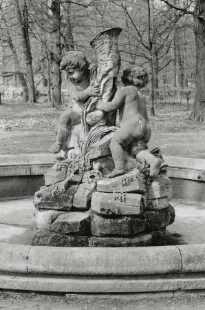 Brunnenanlage mit Kindergruppe