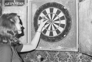 Gastspiel der Dart-Weltmeister Tony Bell und Willy Etherington im Pub Shakespeare