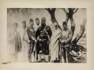 Gruppenfoto mit dem Sohn des Sultans : Gruppenfoto u.a. mit dem Sohn des Sultans der Tuareg, Dr .Fritz, Dr. Nedim-Bey, Dr. Hüsny-Bey und Pfleger Herr Schneider.