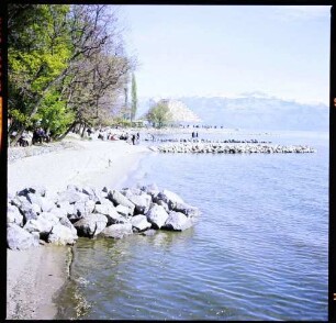 keine Beschreibung [Lausanne: Expo, Seeufer mit Fahnenpavillon, 1964]