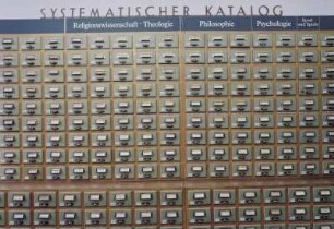 Sächsische Landesbibliothek - Staats- und Universitätsbibliothek Dresden. Zentralbibliothek (ehem. Landesbibliothek). 1. Obergeschoss. Abteilung Information, Auskunft, Systematischer Katalog (Teilansicht einer Schrankseite) : Dresden-Neustadt, Marienallee 12. Sächsische Landesbibliothek - Staats- und Universitätsbibliothek Dresden. Zentralbibliothek (ehem. Landesbibliothek). 1. Obergeschoss. Abteilung Information, Auskunft, Systematischer Katalog (Teilansicht einer Schrankseite)