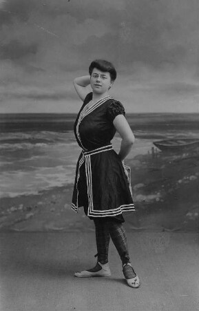 Frau in Badetracht posierend