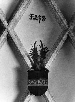 Schlußstein mit Engel als Träger des Österreichischen Binden-Schildes : Schlußstein mit Engel als Träger des Österreichischen Binden-Schildes (1438). Graz, Dom