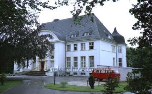 Schulenburg: Gut: ehemaliges Herrenhaus: Eingangsfront: Mittelrisalit mit Rundgiebel, Freitreppe und Portal: rechts Seitenfront, an rückwärtiger Ecke Rundturm: im Vordergrund Auffahrt