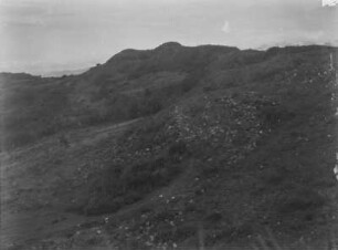 Hügellandschaft : Hügeliges Land in Mexiko. Im Vorgergrund Steine auf dem Hang.