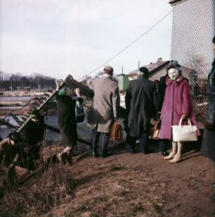 Sturmflut Hamburg 1962. Anwohner vor überflutetem Gelände