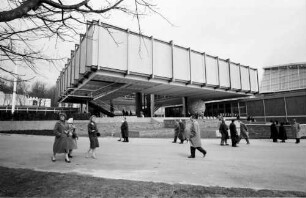 Brüssel: Straßenbahn vor Tunnel, Hintergrund Atomium [Pavillon Jugoslavien]