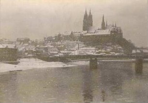 Meißen im Winter mit Schneeflocken-Illumination. Burgberg mit Albrechtsburg (1471-1500) und Dom (beg. um 1260). Blick vom rechten Ufer über die Elbe nach Nordwesten
