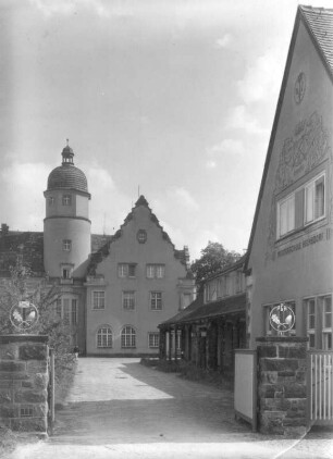Stolpen-Helmsdorf. Rittergut Helmsdorf, Schloßgebäude (Handwerker-Erholungsheim). 1587, 1909. Hauptfront mit Gebäude der Meisterschule des Bäckerhandwerks