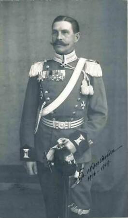 Freiherr Ernst von Oberländer, Oberstleutnant und Kommandeur von 1906-1909, preuss. Offizier, stehend in Uniform, Gurt mit Orden und Zierhelm in der Hand, Brustbild in Halbprofil