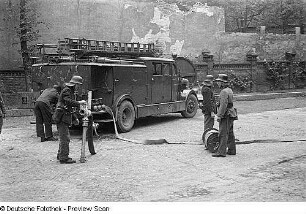 Aufnahmen der Feuerwehr Berlin bei Rettungsübungen : Feuerwehrleute mit Löschfahrzeug