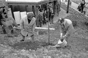Ehrung des 500 000. Besuchers der Bundesgartenschau, Frau Auguste Reuter.