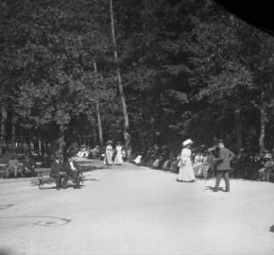 Promenade mit Kurgästen bei der Waldquelle in Marienbad