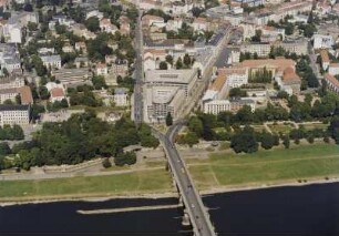Stadtteilansicht über die Elbe mit Albertbrücke (Mitte: Büro- und Verwaltungsgebäude "Atrium am Rosengarten")