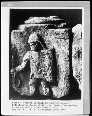 Sockelrelief einer Säule: Legionär