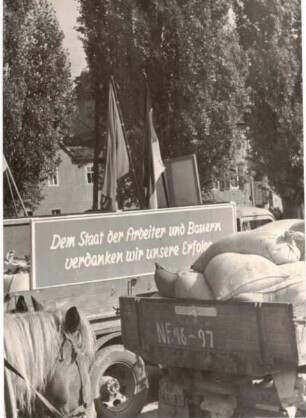 Fotografie Erstes Brot der Ernte 1954, LPG Frauenprießnitz