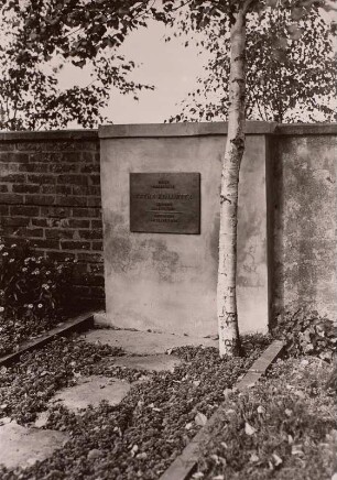 Moritzburg, Grabplatte der 1. Grabstätte für Käthe Kollwitz (gestorben 22.04.1945)