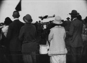 Szene aus dem Dokumentarfilm "Flugbetrieb auf dem Flughafen Dresden-Kaditz": Schaulustige