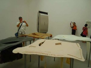 Venedig - Besucher der Biennale : Besucher betrachten zeitgenössische Kunstwerke in der Biennale von Venedig. Aufgenommen am 6. August 2011