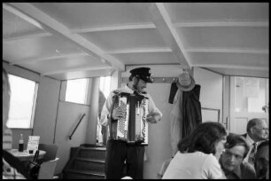 Ligerz: Matrose mit Schifferklavier auf Schiff