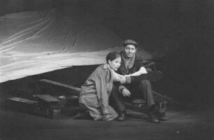 Szenenbilder aus "Avantgarde", Schauspiel von Valentin Katajew mit Musik von Friedrich Goldmann (Regie: Fritz Marquardt). Volksbühne Berlin, September 1970 (DDR-Erstaufführung 27. September 1970) : Mit Gisela Morgen, Michael Narloch, Harry Merkel, Harald Engelmann, Winfried Wagner, Ursula Karusseit, Hilmar Thate, Rolf Ludwig, Wolfgang Greese, Günter Junghans, Dieter Montag, Carmen-Maja Antoni, Wilfried Ortmann, Carl-Hermann Risse, Wolfgang Lohse, Steffie Spira, Egon Geißler, Bodo Krämer, Albert Garbe, Helmut Straßburger, Hans-Joachim Martens, Wolfgang Sasse