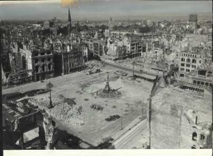 Dresden. Zerstörung Dresden vom Altmarkt bis zum Postplatz. Unten links die Germania, diagonal die Wilsdruffer Straße zum Postplatz mit den Ruinen der Sophienkirche und des Schauspielhauses. Rechts oben die Trümmer des Zwingers