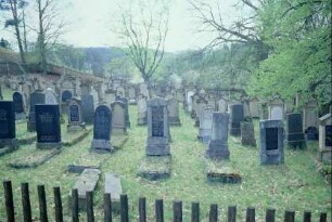 Jüdischer Friedhof mit alten Grabstätten