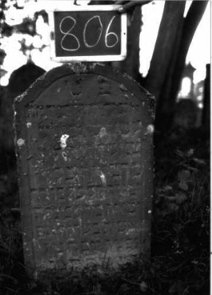 Grabstein 806 (Index: 100105068) Material: Sandstein Zustand: teilweise stark verwittert Maße HxBxT: 89x48x10 cm Beschreibung: Stele, Konvexbogenabschluss, Schriftfeld eingetieft: Grabstein 806