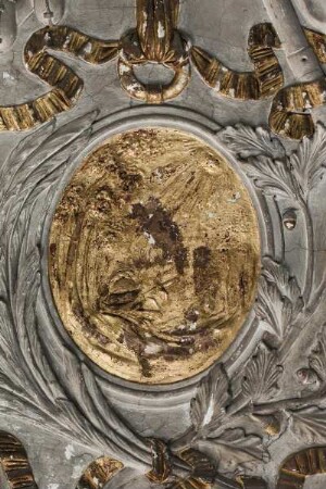 Stuckdekorationen mit Putti, Trophäen und Medaillons — Stuckfeld mit Trophäen und Medaillon — Landschaft mit Trophäe