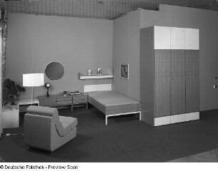 Wäscheschrank : Musterschlafzimmer (1972; Möbelkombinat Erfurt (MKE)). Liege und Wäscheschrank