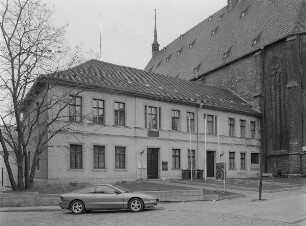 Ulrichs-Kirche : Ehem. Pfarrhaus (1. H. 19. Jh.) und Teilansicht der Ulrichs-Kirche (beg. wohl M. 14. Jh.; 1975-1976 Ausbau zur Konzerthalle nach Entwurf von H. Weber, U. Graul, R. Rüger)