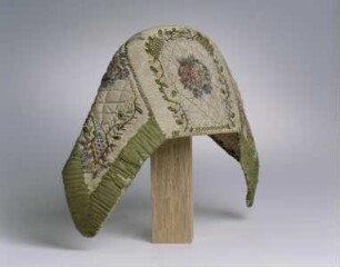 Haube ("Schleier") der Marburger evangelischen Tracht mit bestickten floralen Motiven
