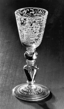 Pokal mit bekröntem Spiegelmonogramm und Allianzwappen