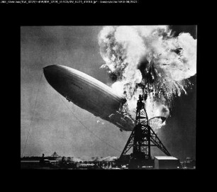 Luftschiff Hindenburg brennend in Lakehurst / USA