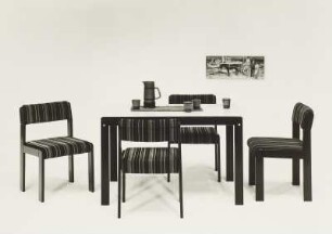 Eßtisch mit vier Stühlen (Stuhl mit gepolsterter Sitzfläche und Rückenlehne) (1977; VEB Vereinigte Sitzmöbelindustrie Neuhausen)