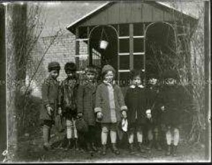 Kindergruppe vor Gartenhaus