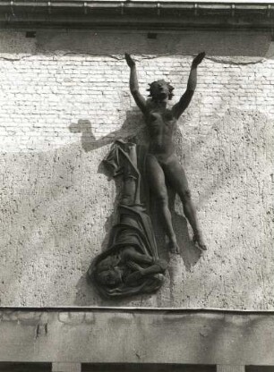 Meißen, Nossener Straße 38. Friedhof der Frauenkirche. Krematorium (1901/1915). Gruppe Tod und Auferstehung an der Haupteingangsfront