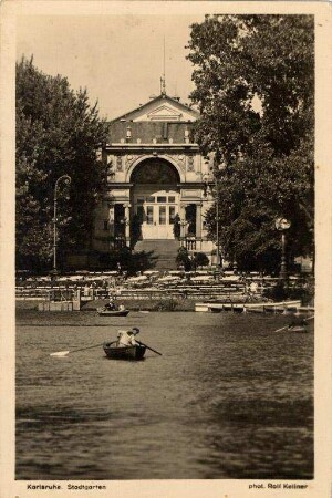 Postkartenalbum mit Motiven von Karlsruhe. "Karlsruhe. Stadtgarten". Stadtgartensee mit Eingang der Festhalle