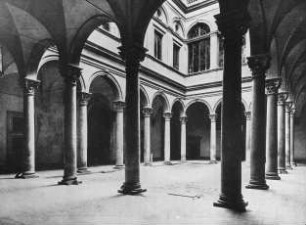 Florenz, Palazzo Strozzi, Innenhof; Sangallo, Giuliano da; Benedetto da Maiano; Cronaca