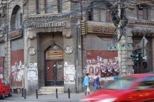 Bukarest - Verwahrloste Gebäude : Desolate Wohn-Geschäftshäuser am Boulevard Regina Elisabetha im Stadtzentrum, April 2007, Bukarest