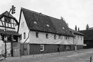 Wohnhaus; Steinbach, Bahnstraße 2, Bahnstraße 4