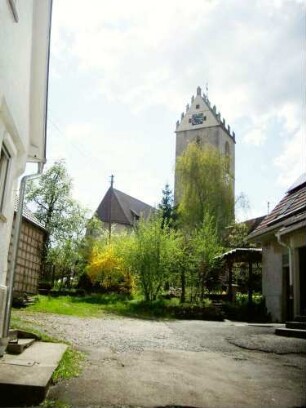 Ansicht von Nordosten mit Kirche im ehemaligen Kirchhof (im 18 Jh als Begräbnisplatz aufgegeben und entfestigt-Kirchhofmauer mit Wehrgang sowie Torhaus abgetragen)